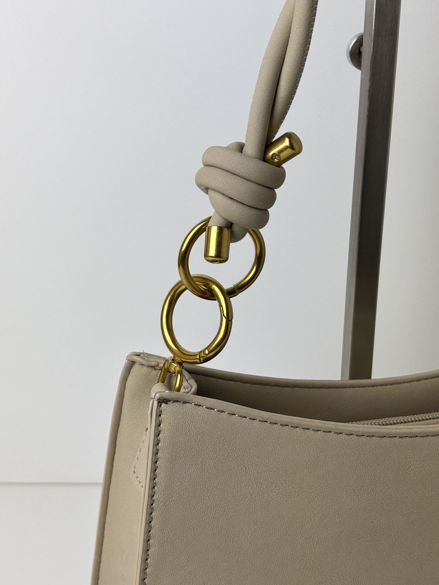Usztywniana torebka worek COVERI COLLECTION taupe - obrazek 3