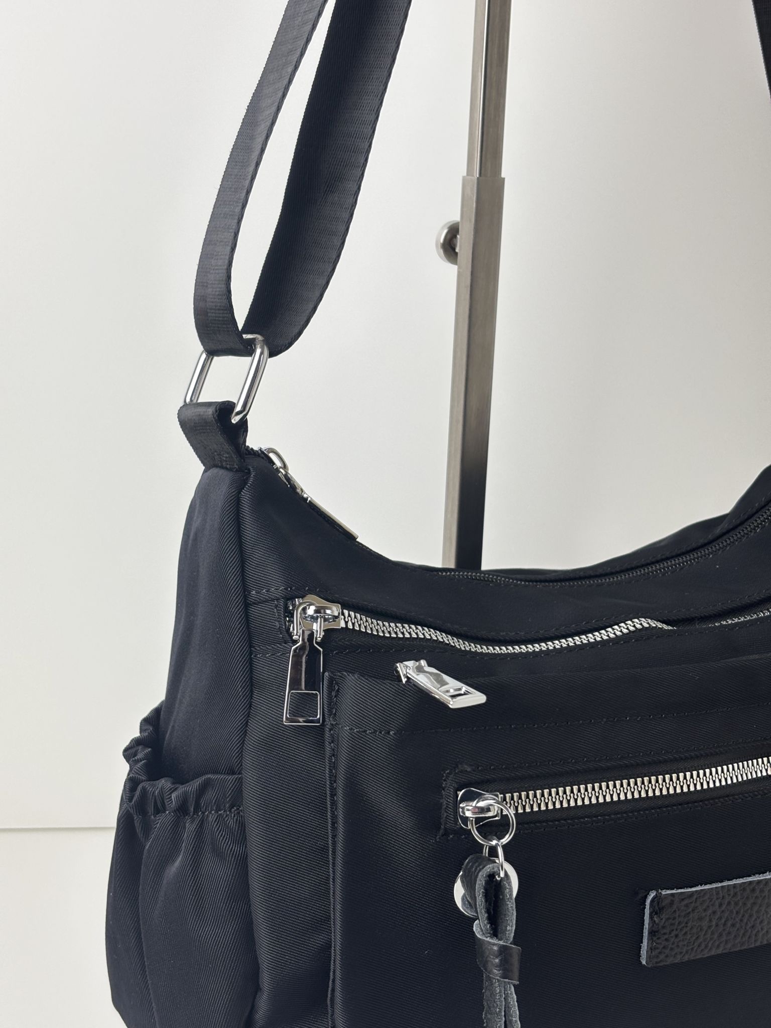 Lekka sportowa torebka listonoszka Gigi Bags czarna - obrazek 3